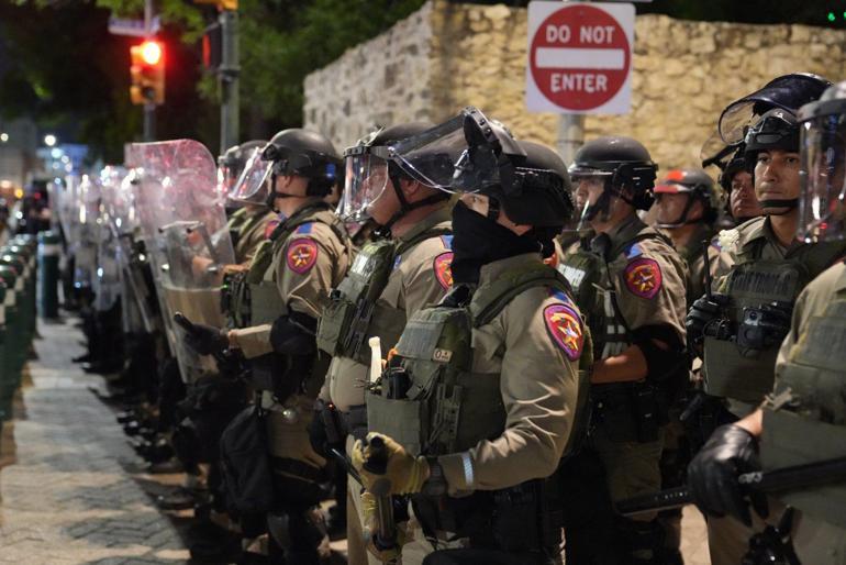 ABDnin Texas eyaletinde protestolara karşı 7 bin asker görevlendirildi