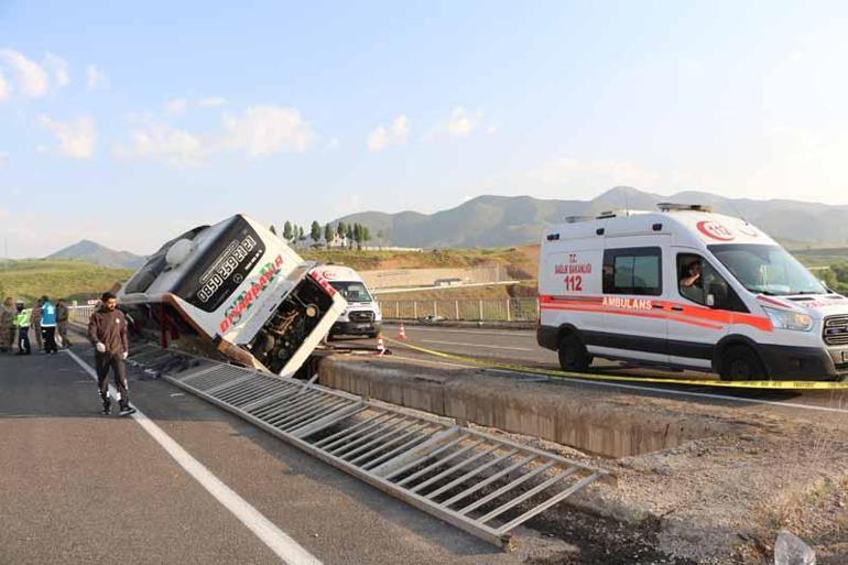 Bingöl’de yan yatan otobüsteki 3 kişi ağır yaralandı