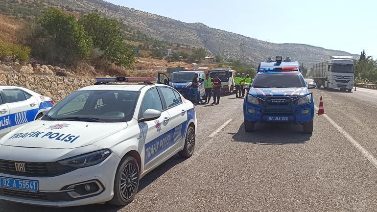 Adıyamanda kamyonet ile otomobil çarpıştı: 1 ölü, 5 yaralı