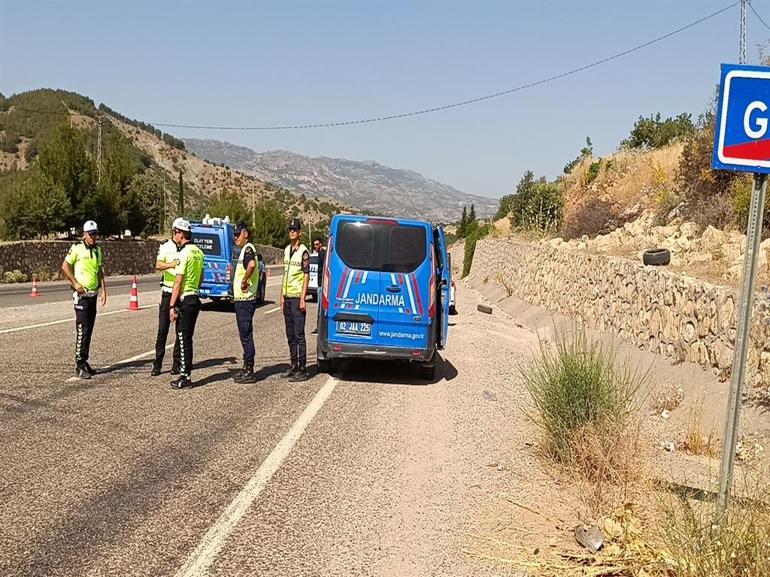 Adıyamanda kamyonet ile otomobil çarpıştı: 1 ölü, 5 yaralı