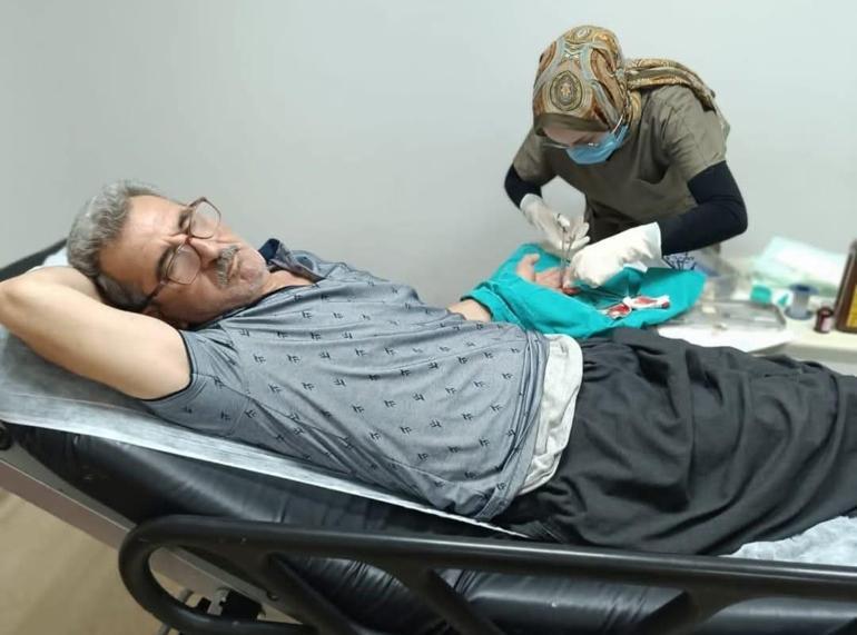 Karpuz keserken parmağını kesti