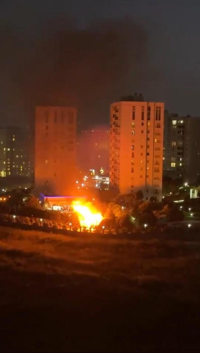 Avcılarda düğün sırasında atılan havai fişekler parkta yangın çıkardı