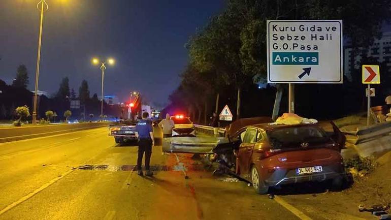 Bayrampaşada otomobil demir bariyere saplandı