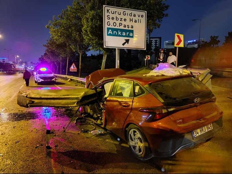 Bayrampaşa'da otomobil demir bariyere saplandı - Güncel Gündem Haberleri