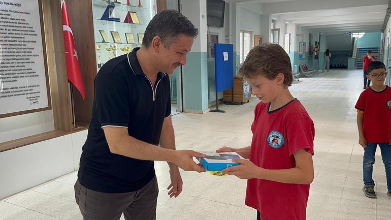 Okul koridorundaki çöpü kutuya atarken görüntülenen öğrenciye tablet hediyesi