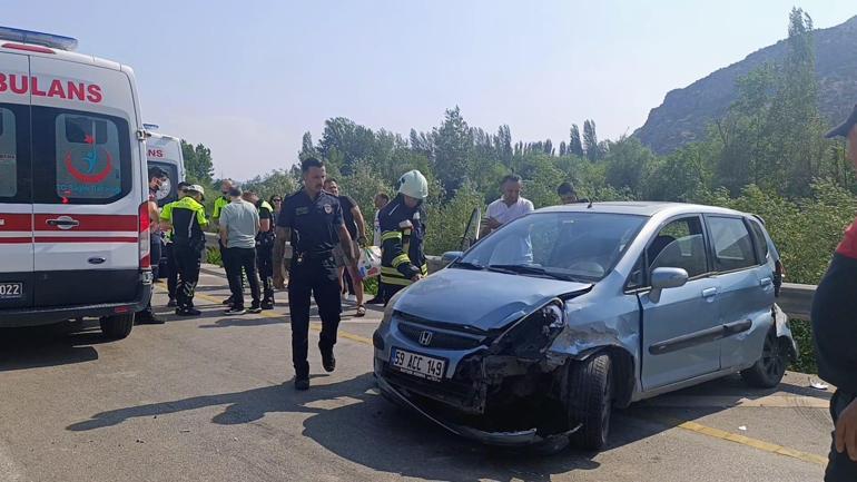 Amasyada otomobil, demir bariyerlere çarptı: 4 yaralı