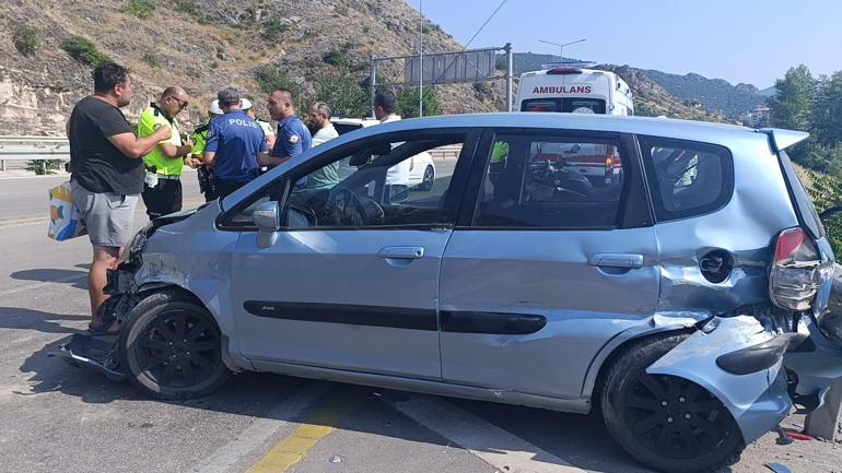 Amasyada otomobil, demir bariyerlere çarptı: 4 yaralı