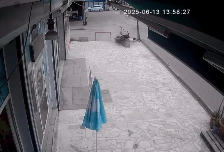 Otomobilin çarptığı motosikletin savrulduğu anlar kamerada