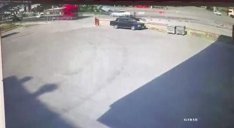 Çalışma yapılan yolda karşı şeride geçen otomobil, minibüsle çarpıştı; 7 yaralı