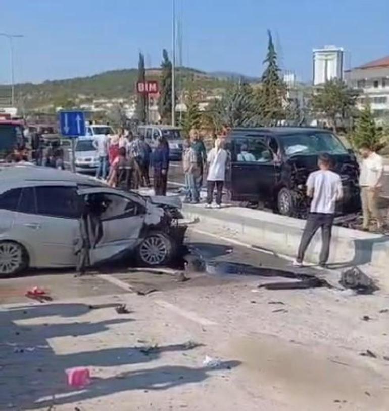 Çalışma yapılan yolda karşı şeride geçen otomobil, minibüsle çarpıştı; 7 yaralı