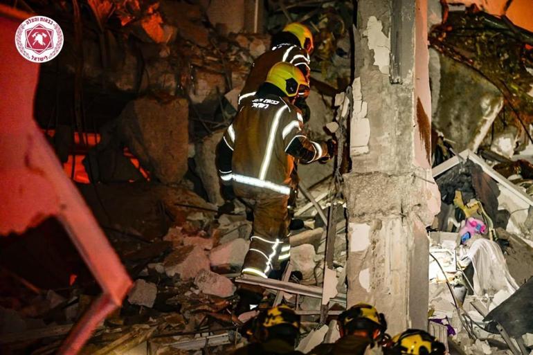 İrandan, İsrail’e peş peşe füze saldırıları; enkaz altında kalanlar var