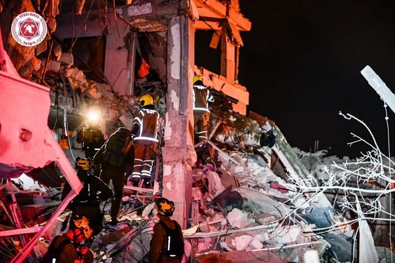 İrandan, İsrail’e peş peşe füze saldırıları; enkaz altında kalanlar var
