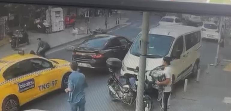 Kağıthanede fren yerine gaza bastı: 4 araca çarptı, 2 kişi yaralandı; o anlar kamerada