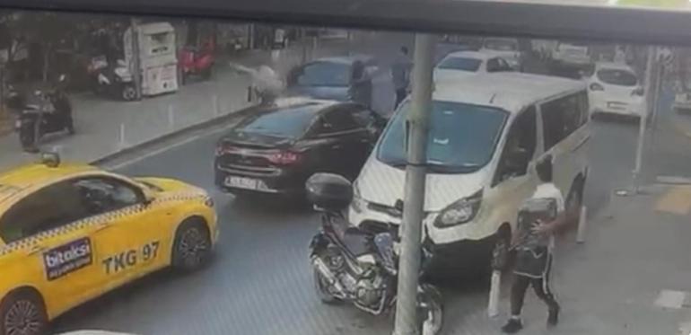 Kağıthanede fren yerine gaza bastı: 4 araca çarptı, 2 kişi yaralandı; o anlar kamerada