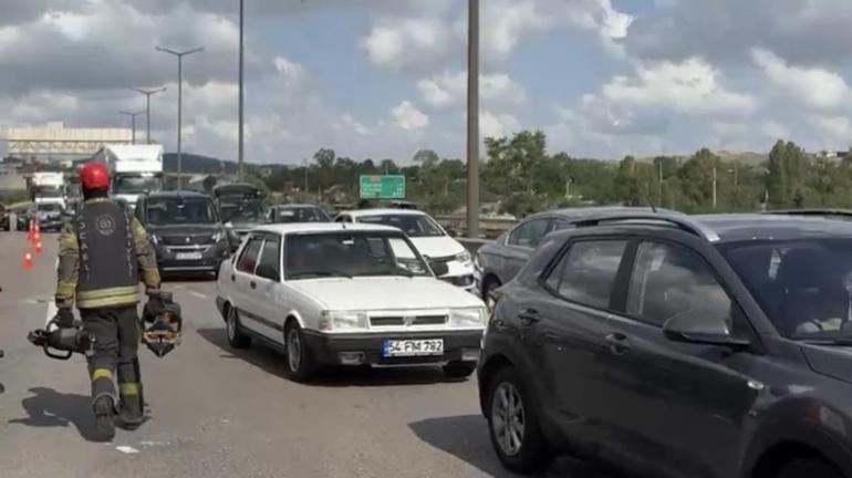 TEM’de yolcu otobüsü ile otomobil çarpıştı; 2’si ağır, 3 yaralı