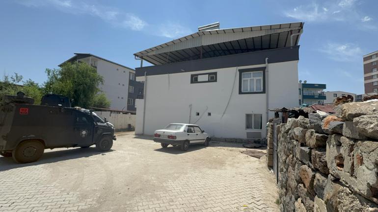 Tartıştığı babasını, başına çekiçle vurarak ağır yaraladı
