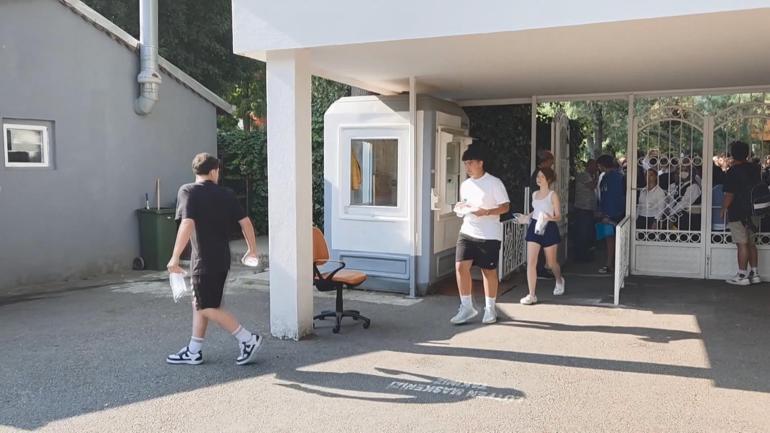 LGS sona erdi; veliler çocuklarını alkışlarla karşıladı