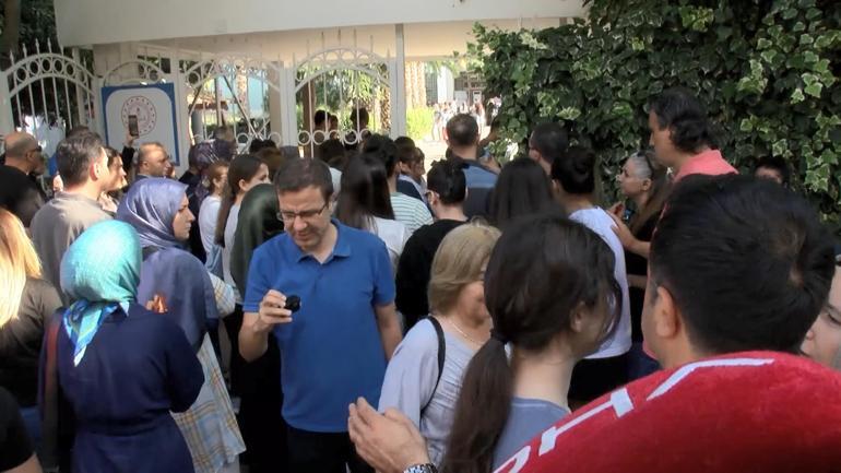 LGS sona erdi; veliler çocuklarını alkışlarla karşıladı