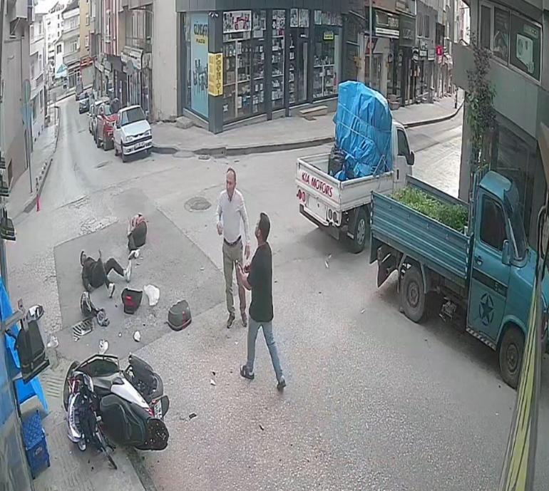 Motosiklet ile minibüsün çarpıştığı kaza kamerada; 2 yaralı