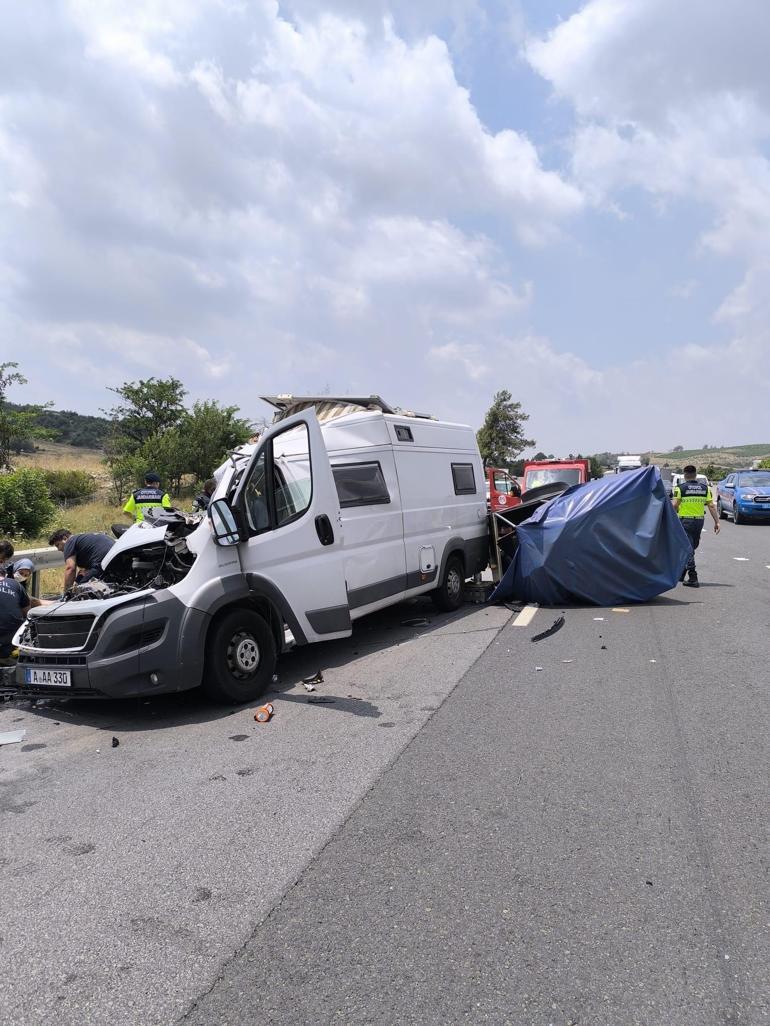 Karavan, otoyolda kamyona çarptı; 1 ölü, 1 yaralı