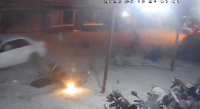 İki motosikletle çarpışan otomobil sürücüsünün kaçtığı kaza kamerada: 4 yaralı