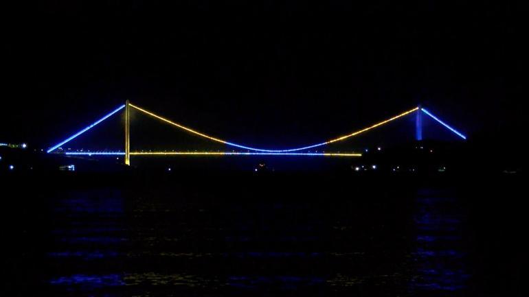 İstanbul Boğazındaki köprüler, şampiyon Fenerbahçenin renkleriyle ışıklandırıldı