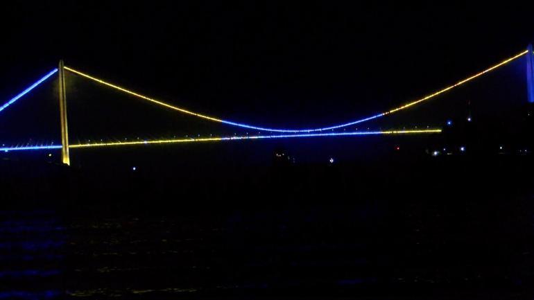 İstanbul Boğazındaki köprüler, şampiyon Fenerbahçenin renkleriyle ışıklandırıldı