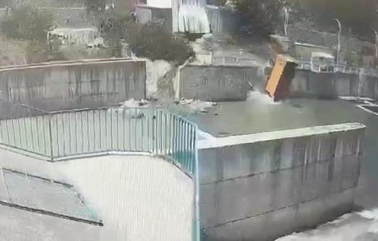 Oto yıkamacıya getirilen kamyon, dereye düştü; o anlar kamerada