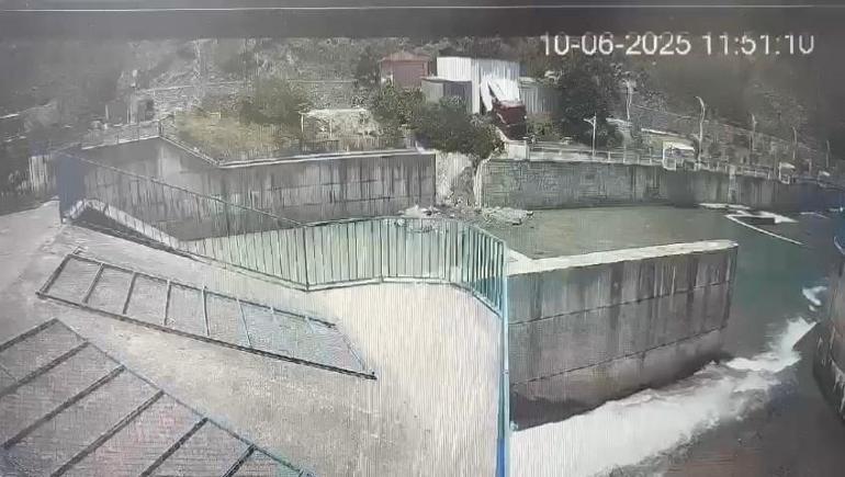 Oto yıkamacıya getirilen kamyon, dereye düştü; o anlar kamerada