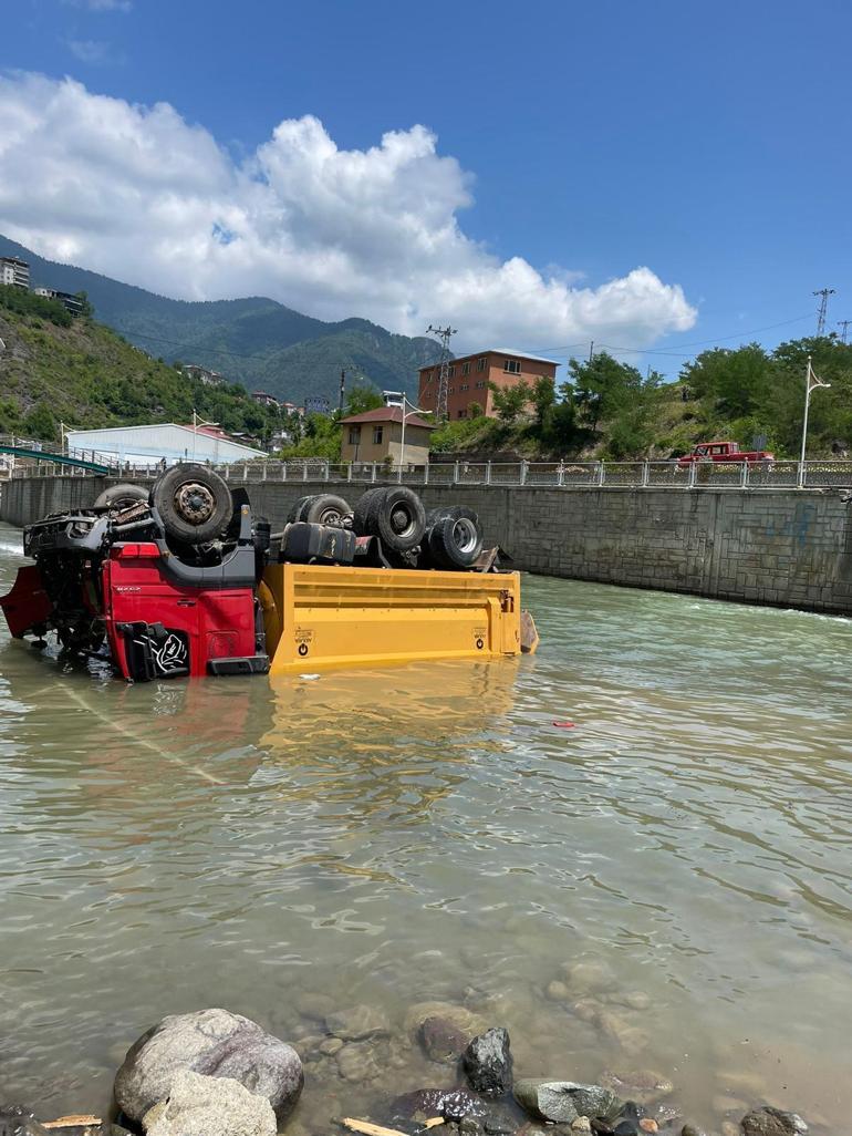 Oto yıkamacıya getirilen kamyon, dereye düştü; o anlar kamerada