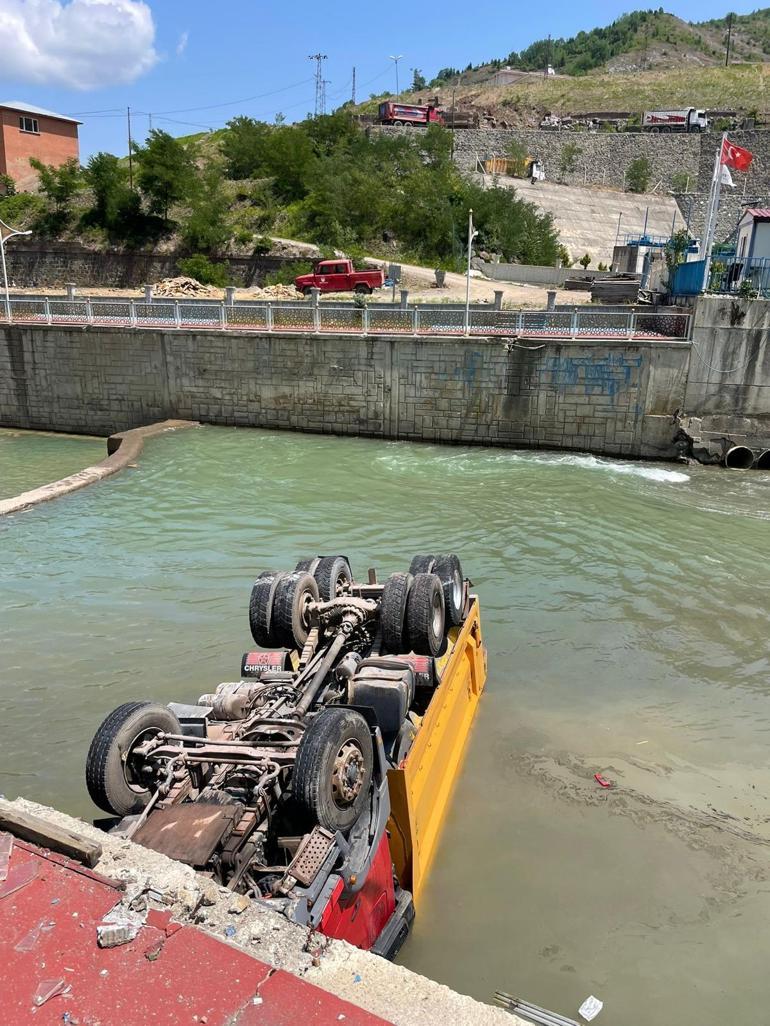 Oto yıkamacıya getirilen kamyon, dereye düştü; o anlar kamerada
