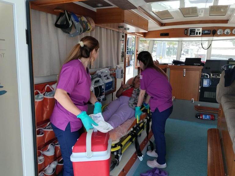 Leros Adası açıklarında parmağı kopan kadın, deniz ambulansıyla Bodruma getirildi