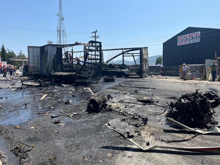 Sakaryada karşı şeride geçen TIR, 2 TIRa çarptı: 1 ölü, 2 yaralı