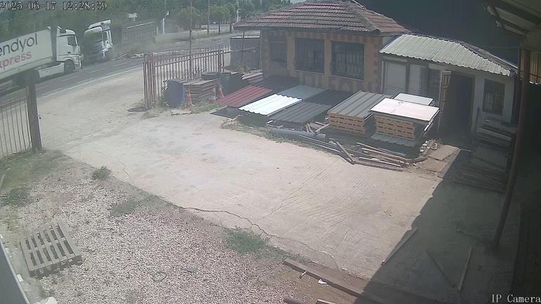 Sakaryada karşı şeride geçen TIR, 2 TIRa çarptı: 1 ölü, 2 yaralı