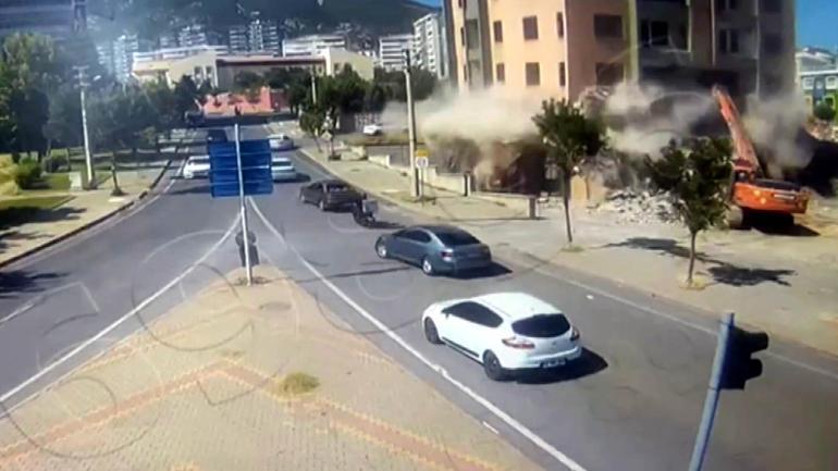 İş makinesi operatörü, yıktığı binanın altında kalıp, hayatını kaybetti