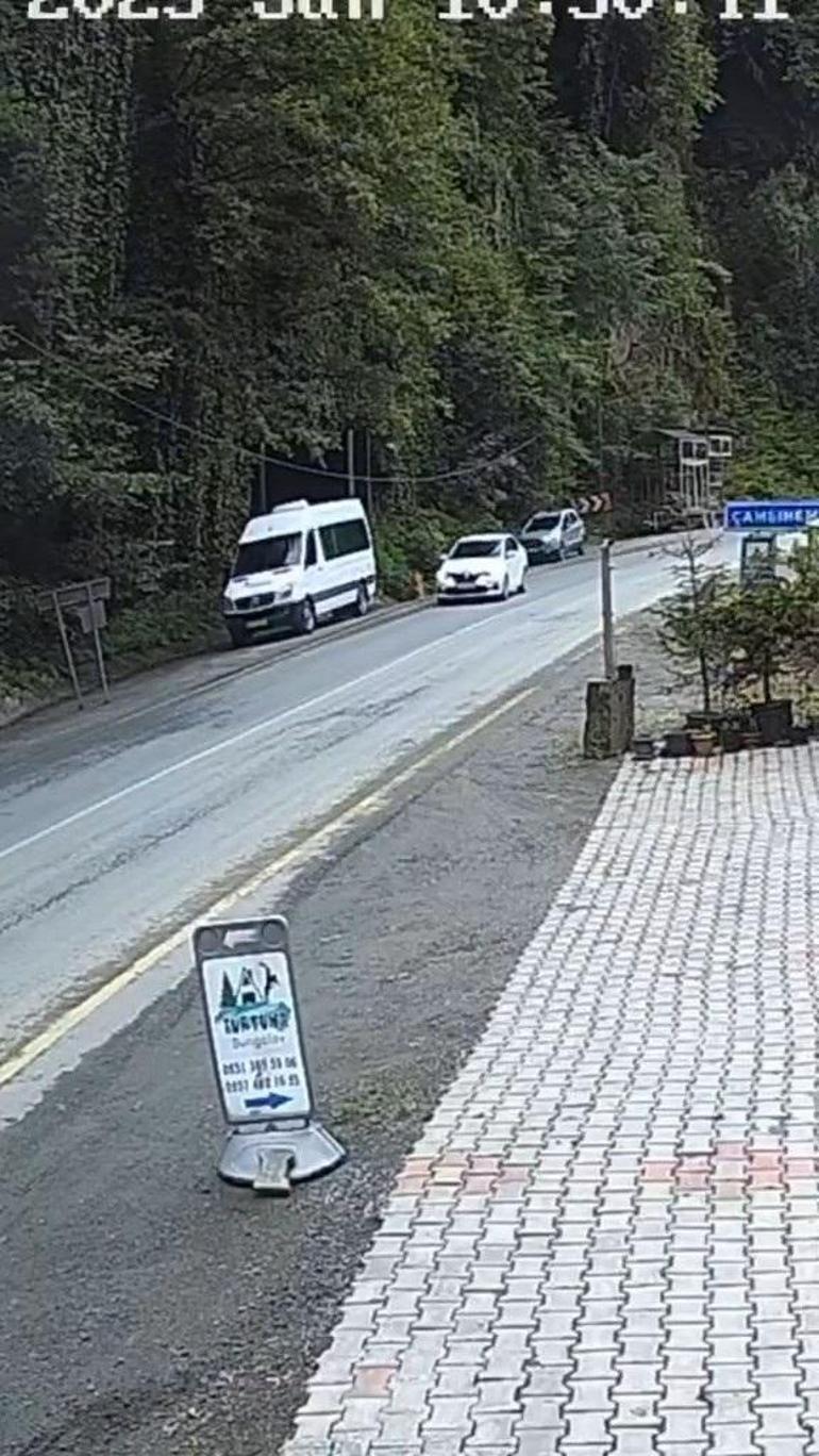 Rizede seyir halindeki otomobilin önüne kaya düştü; o anlar kamerada