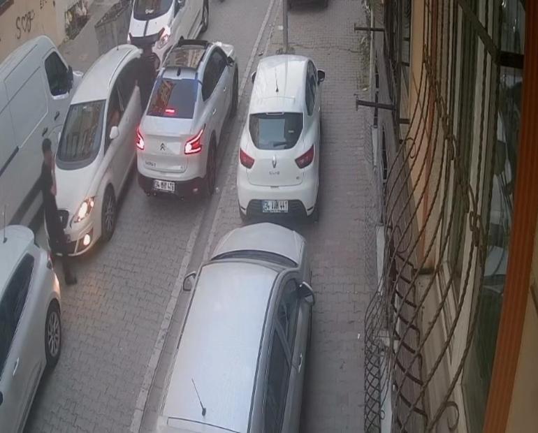 Esenyurtta yol verme tartışmasını ayırmak isterken göğsünden bıçaklandı; sürücüler yakalandı