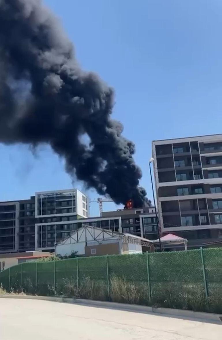 8 katlı inşaatın çatısı alev alev yandı