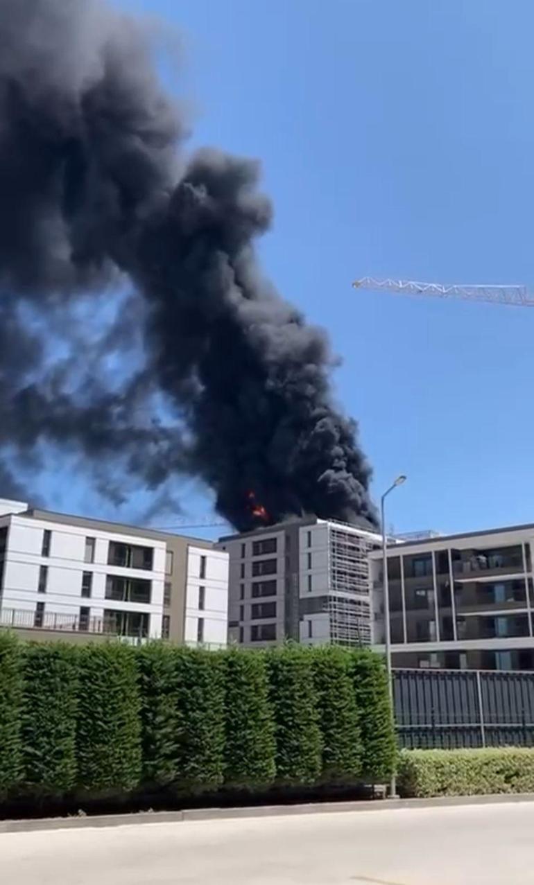 8 katlı inşaatın çatısı alev alev yandı