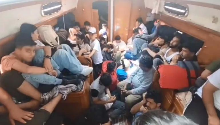 Yelkenli teknede 52 kaçak göçmen ile 2 organizatör yakalandı