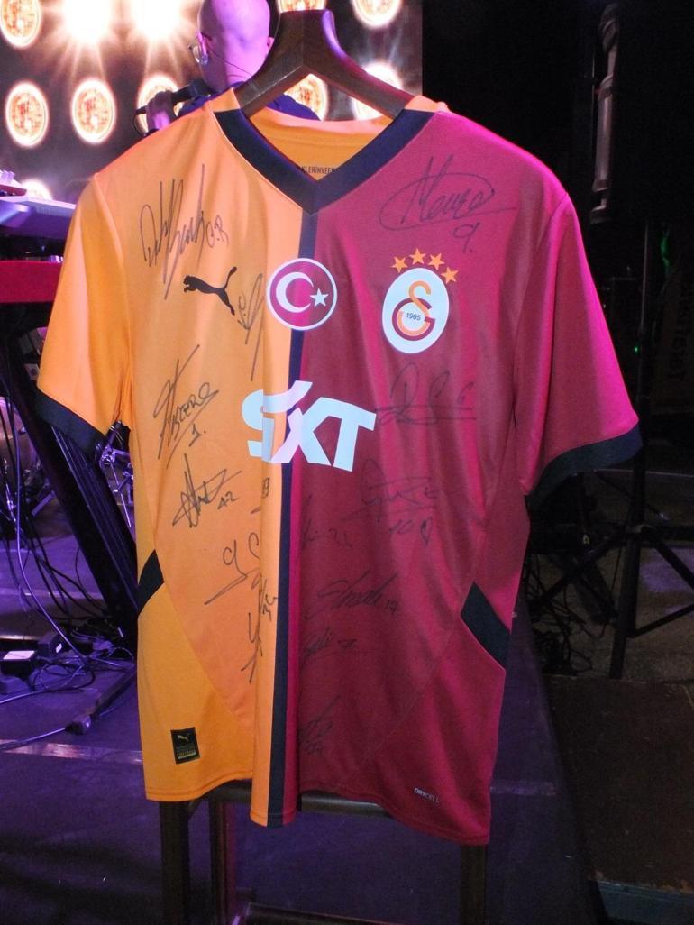 Bandırmada çifte kupalı Galatasaray Balosu