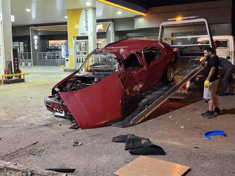 Akaryakıt istasyonu tabelasının direğine çarpan otomobil takla attı; 2 yaralı