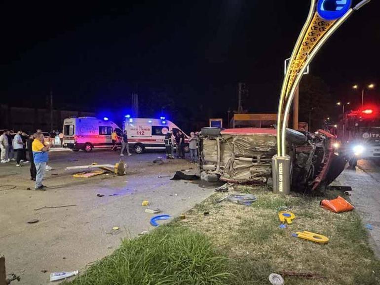 Akaryakıt istasyonu tabelasının direğine çarpan otomobil takla attı; 2 yaralı