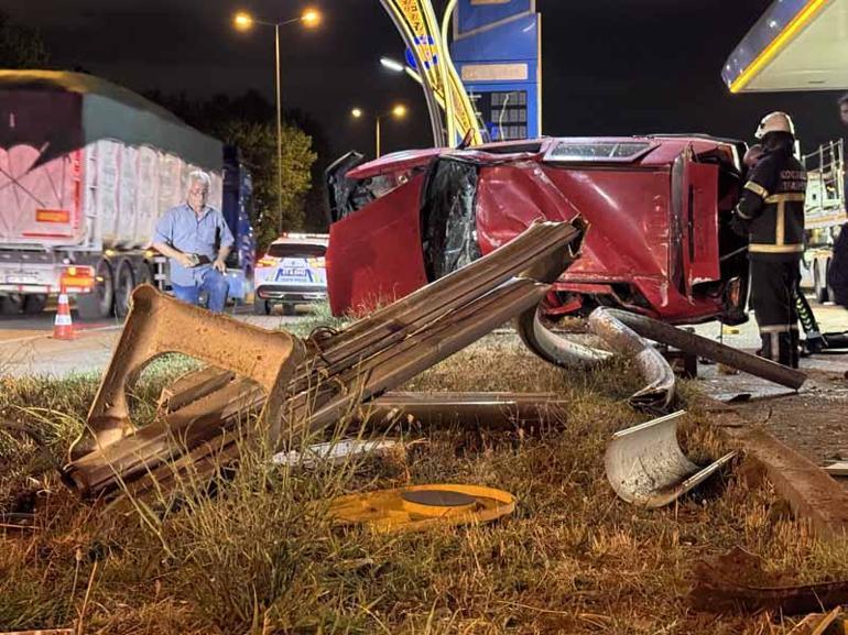 Akaryakıt istasyonu tabelasının direğine çarpan otomobil takla attı; 2 yaralı