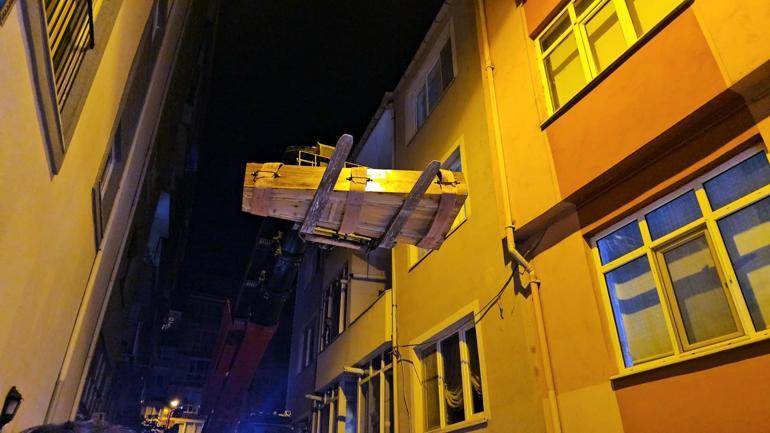 Çatı katındaki dairesinde ölü bulundu, vinçle alındı