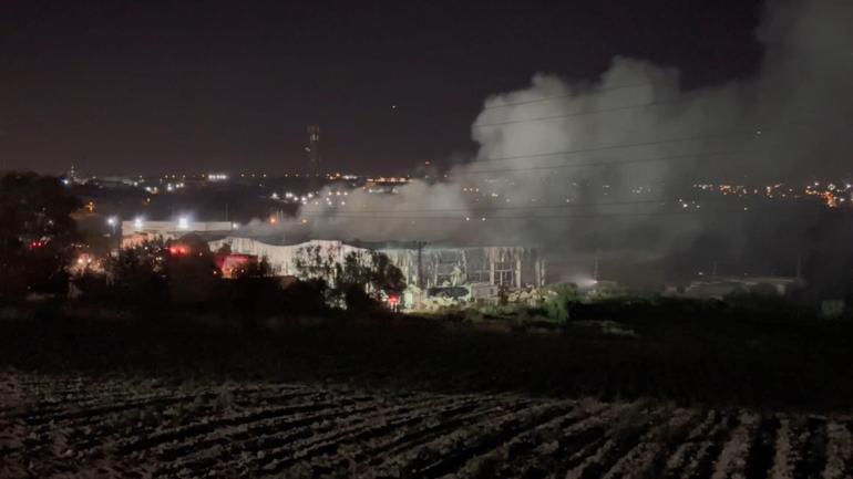 Arnavutköyde lojistik deposunda çıkan yangın 5 saatlik çalışma ile söndürüldü