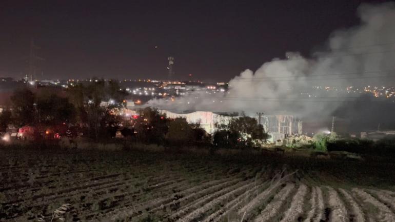 Arnavutköyde lojistik deposunda çıkan yangın 5 saatlik çalışma ile söndürüldü