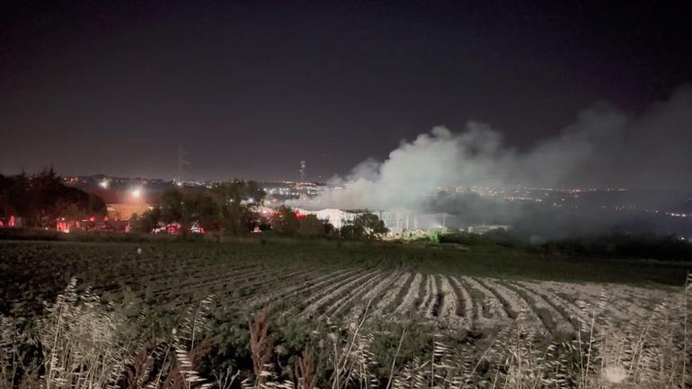 Arnavutköyde lojistik deposunda çıkan yangın 5 saatlik çalışma ile söndürüldü
