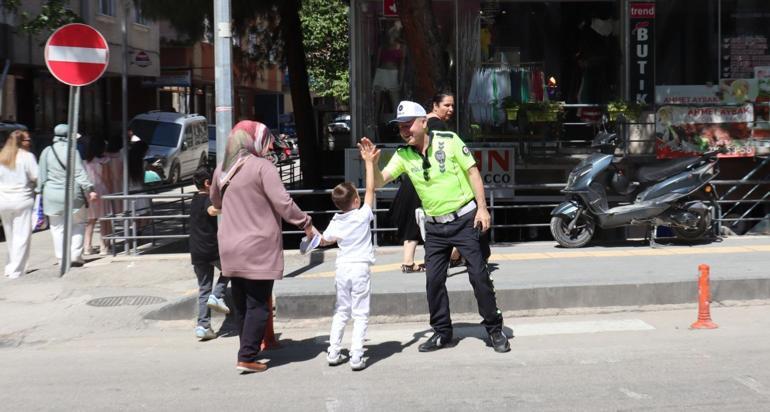 Karnelerini alan çocuklar, sevinçlerini polislerle paylaştı
