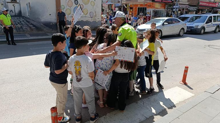 Karnelerini alan çocuklar, sevinçlerini polislerle paylaştı